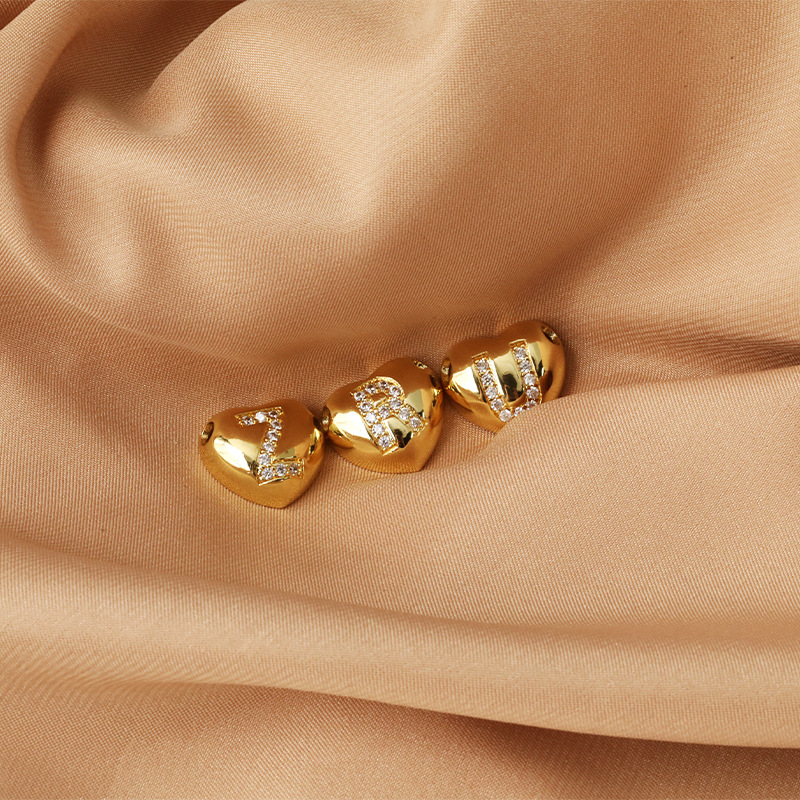 A new cross-border fashion pendant with 26 English letters, featuring a copper micro-inlaid zircon heart pendant and a high-end collarbone chain