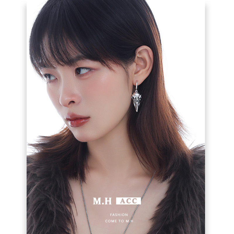Crow Skull earring women's ins fashion Gothic style, niche punk personality, original design sense earrings and earrings Specification image