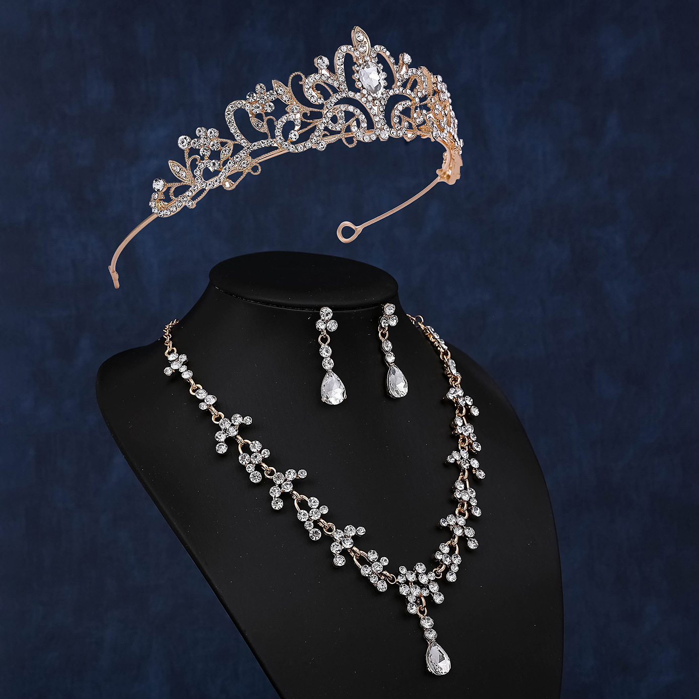 Fashionable golden bride accessories, high-end, elegant and luxurious wedding accessories, three-piece set, diamond crown necklace, earrings details Picture