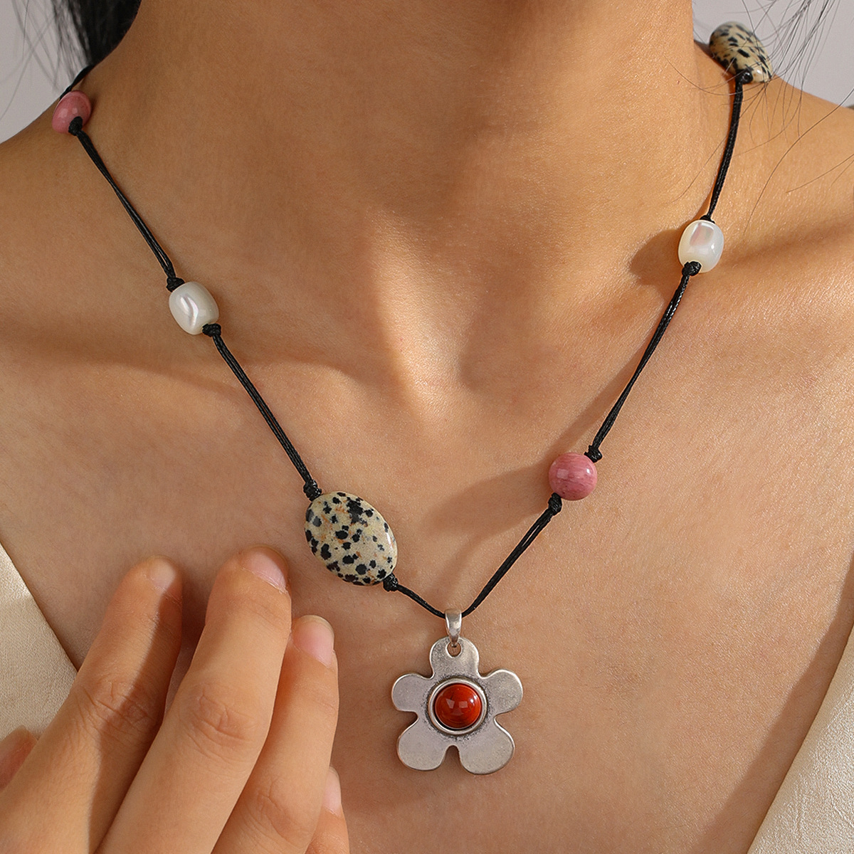 Nasha Ethnic style wax rope spotted stone flower pendant necklace design sense, niche collarbone chain, fashionable and versatile necklace Application Scenario