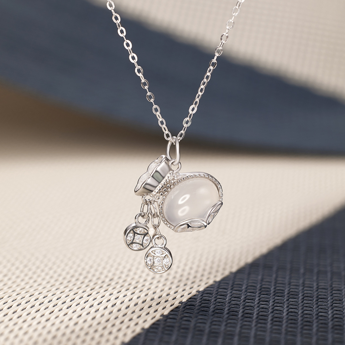 Original design S925 lucky bag necklace, a high-end silver gold-plated chalcedony collarbone chain accessory with a Chinese trend Specification image