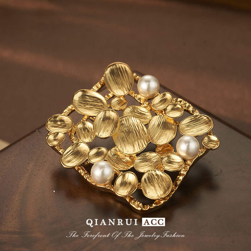 Wholesale of retro high-end gold niche design brooches, heavy industry light luxury fashion Vintage accessories Specification image