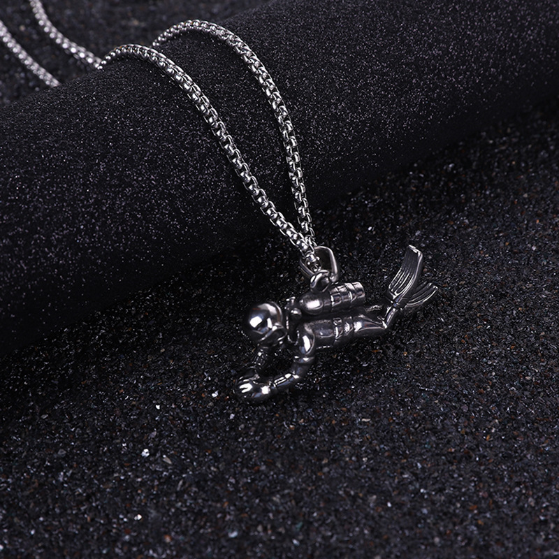 European and American trendy and individualistic hip-hop diver men's long necklace in stock, direct supply, pendant accessories wholesale Application Scenario