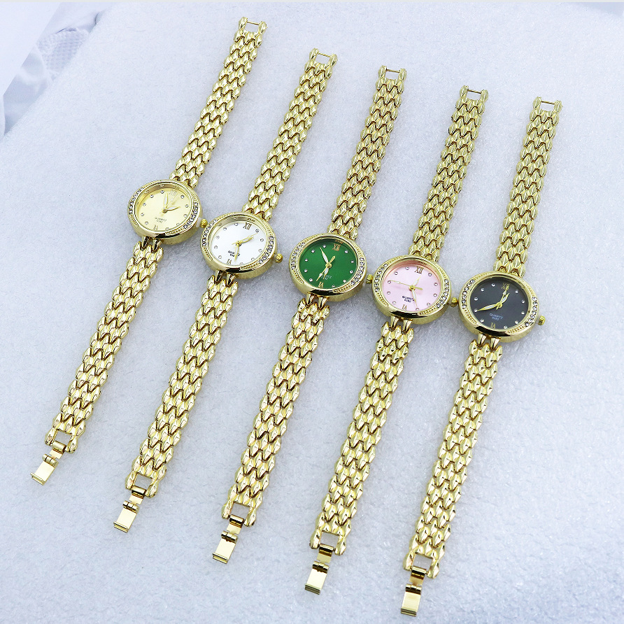 This cross-border fashion bracelet watch features an antique oval-shaped, retro and simple small dial. It is a compact and elegant ladies' watch