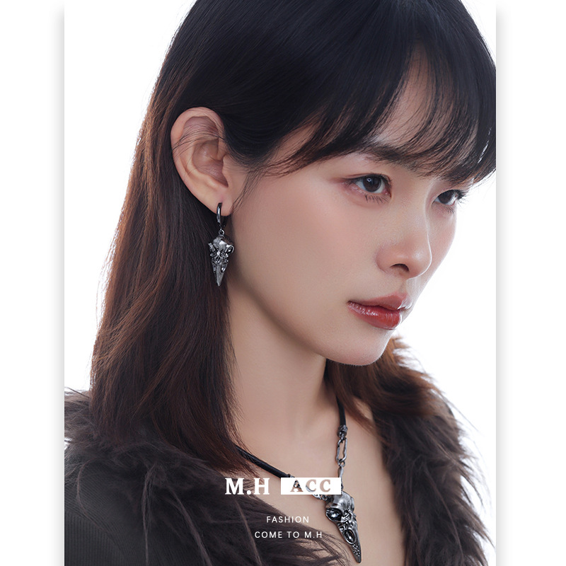 Crow Skull earring women's ins fashion Gothic style, niche punk personality, original design sense earrings and earrings details Picture