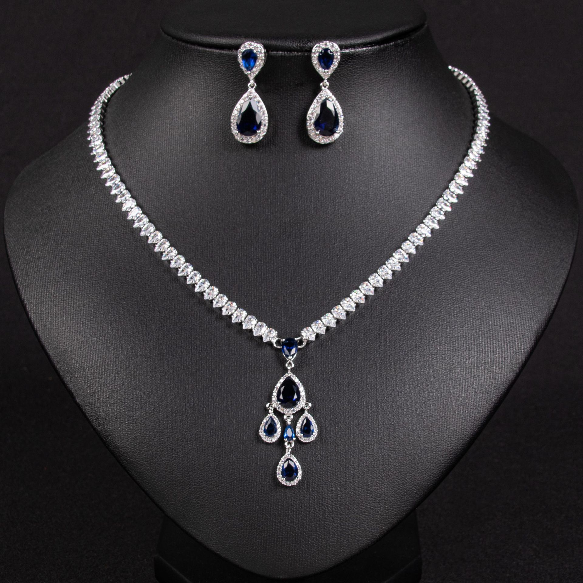 Transfronterizo de lujo gota de agua pendiente collar conjunto de joyas moda viaje de trabajo ligero collar de sue de lujo conjunto de pendientes mujer Application Scenario