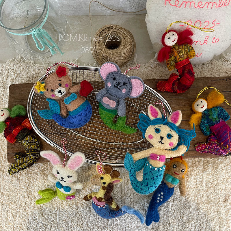 Handmade felt animal mermaid pendant, creative handmade pendant, cute decorative item, children's room display gift Application Scenario