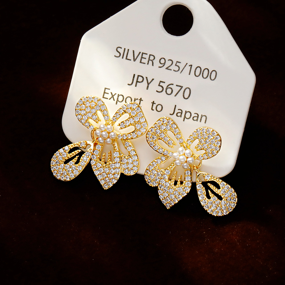 Hyacinth's fashionable, light luxury, ultra-sparkling, micro-inlaid zircon flower earrings are a unique design for women, exuding a sense of high-end elegance. They are a bestseller on Douyin details Picture