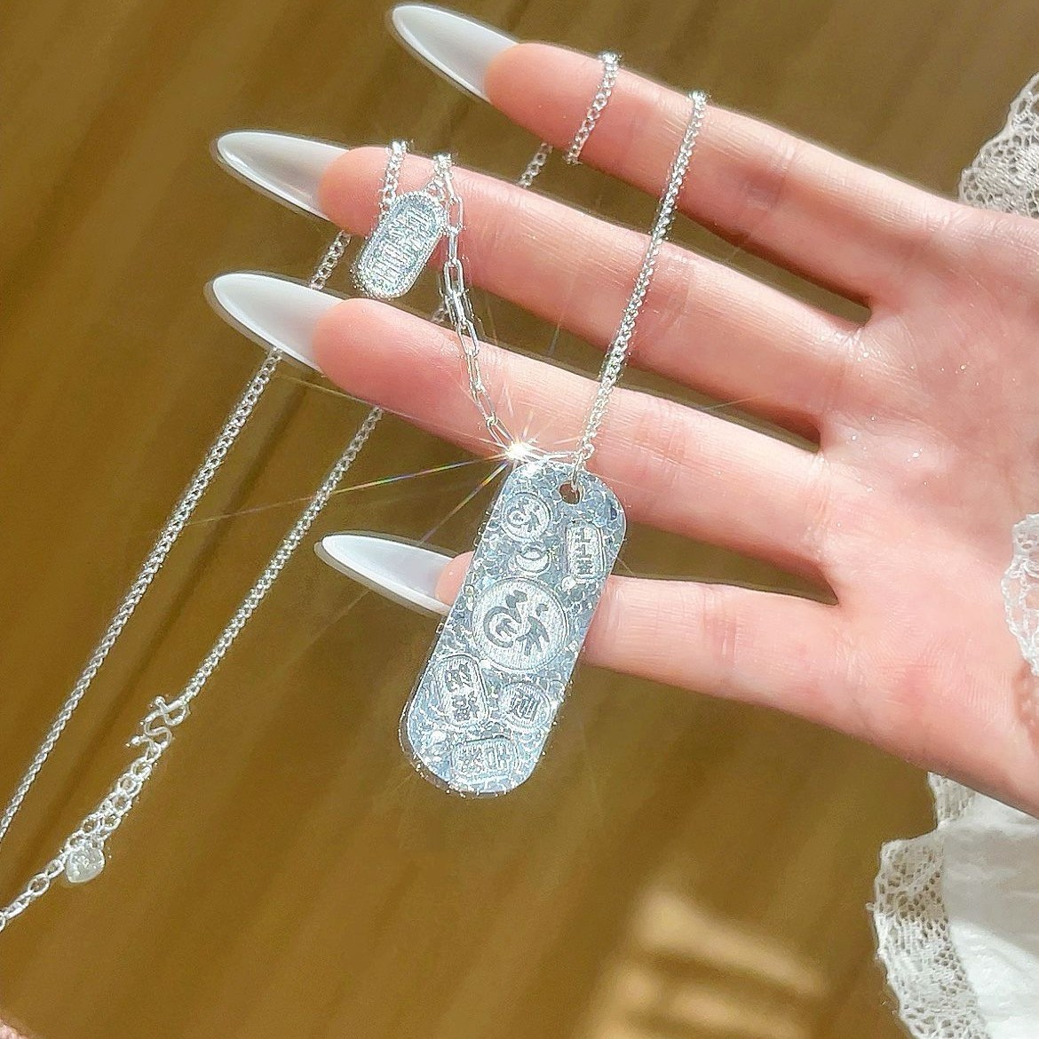 Copper-plated Miao silver, Tibetan silver, Jiyan brand broken ice necklace, Fu brand pendant and other silver-plated accessories are versatile and stylish, exuding a touch of light luxury full figure