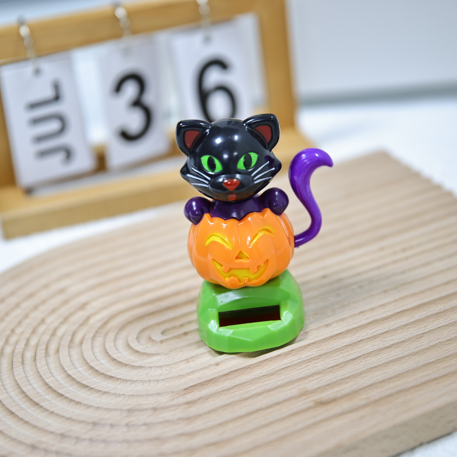Cross-border best-selling solar-powered automatic rocker Halloween gift Pumpkin cat personalized shaking head figurine accessory details Picture