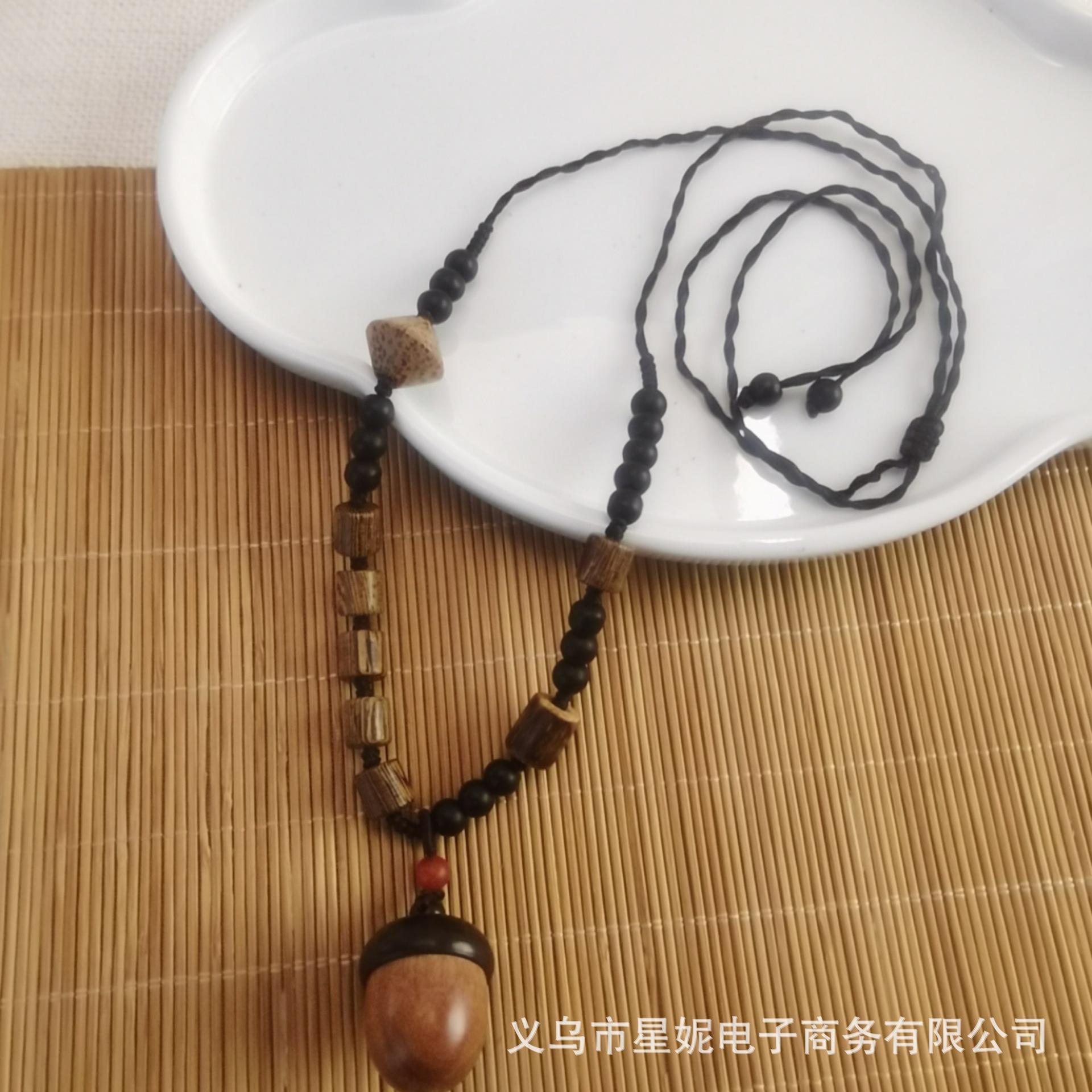 Acorn-shaped pendant necklace, pearl lanyard, short and elegant jewelry for women, classic accessory details Picture