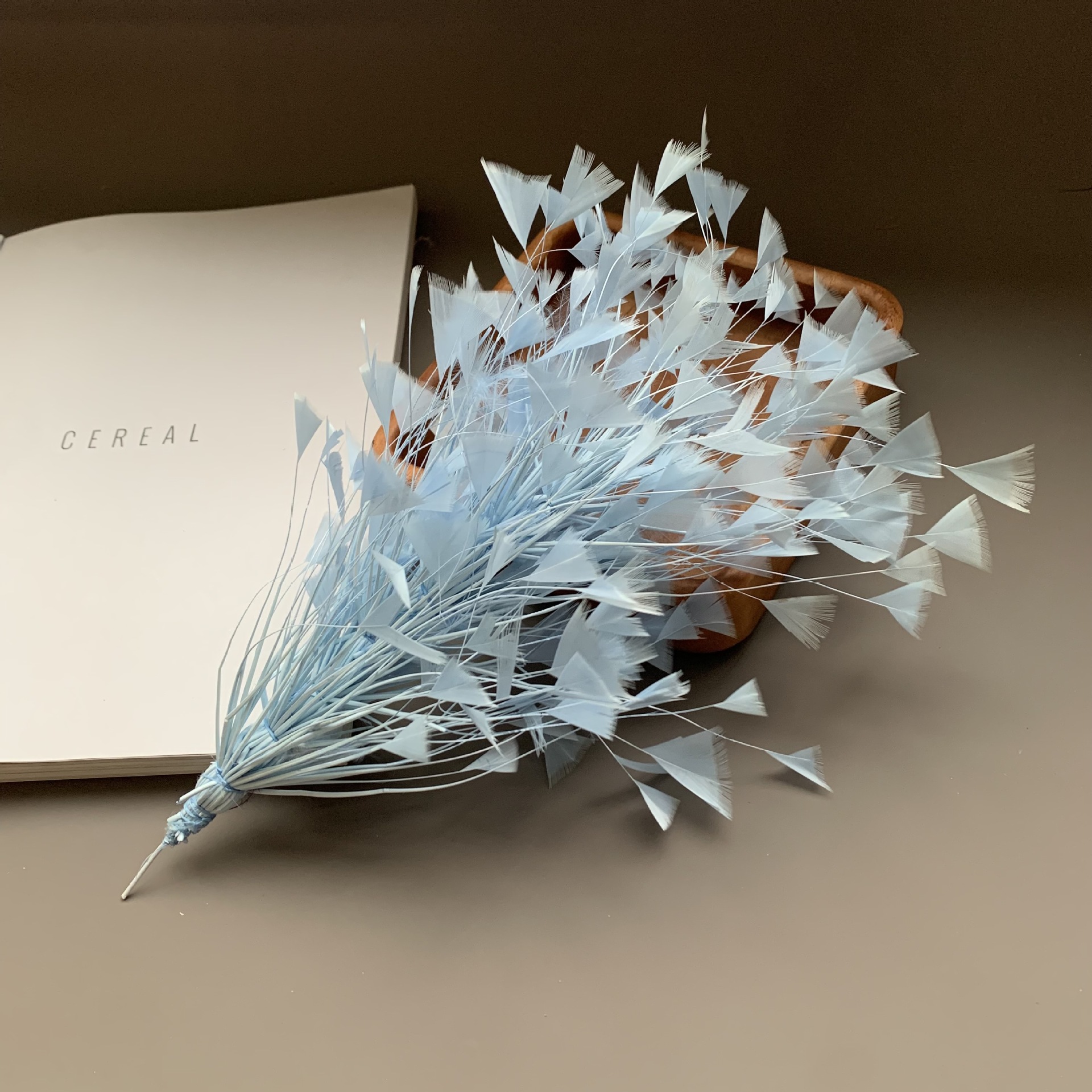 Factory Direct Sales Of Triangular Feather Flowers, Wire Flowers, Stage Performances, Home Decoration Handicrafts, Photography And Photography Props Application Scenario