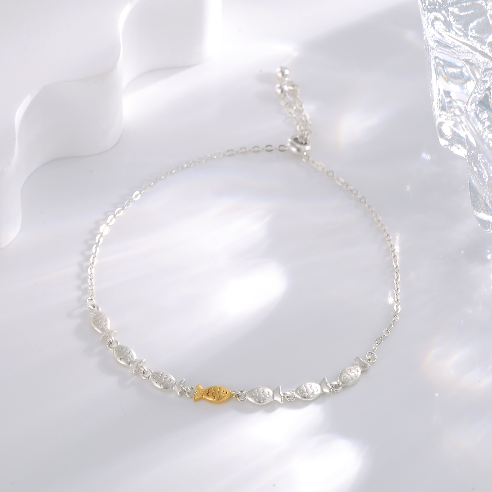 Silver Year Has a "Fish" bracelet for women, a small fish drawstring, and a minimalist Japanese and Korean design full figure