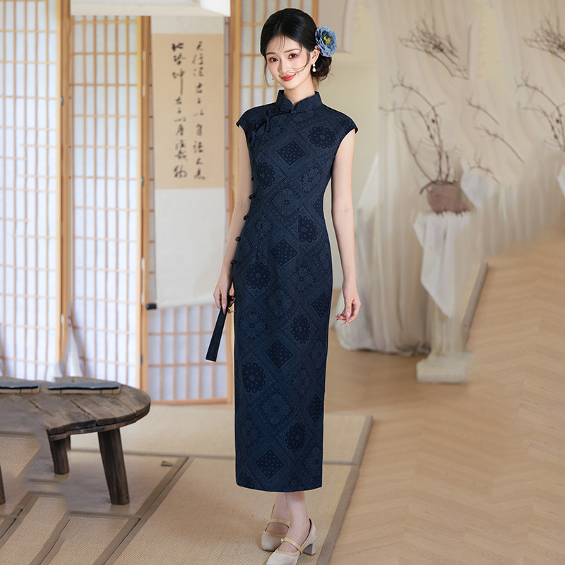 The traditional Chinese style long cheongsam in navy blue, with a full opening and sleeveless checkered pattern, has been improved to create a high-end look for young women