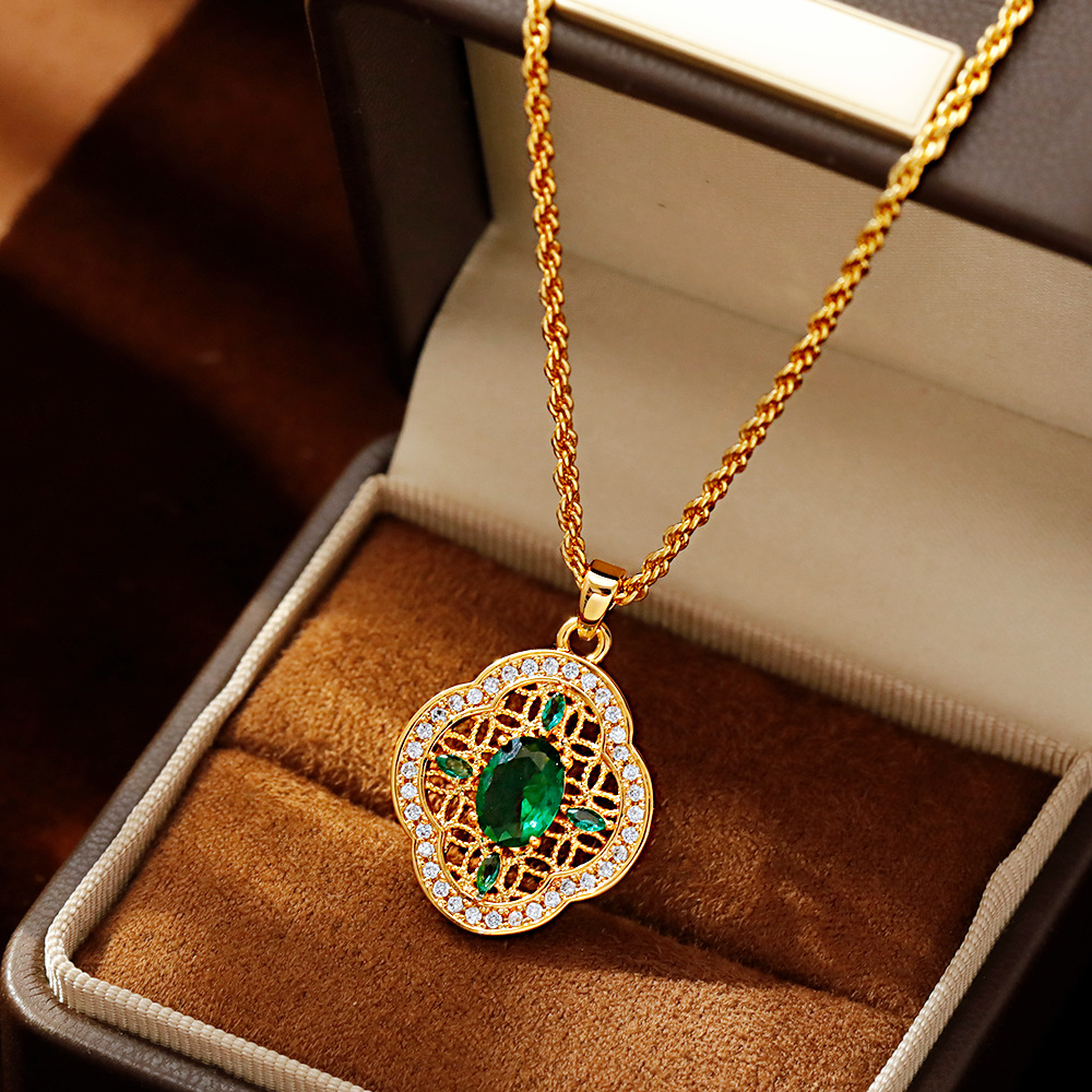 Hyacinth retro Hong Kong-style emerald zircon pendant necklace, a best-selling sweater chain and light luxury collarbone chain on Douyin in autumn and winter 2025 Application Scenario