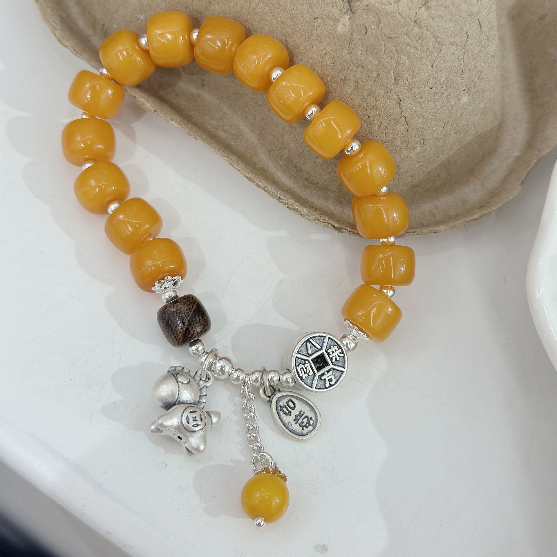 New Chinese-style "Money Coming Soon" wax bracelet, original S925 pure silver light luxury niche "Wealth Coming from All Directions" elastic rope bracelet Application Scenario