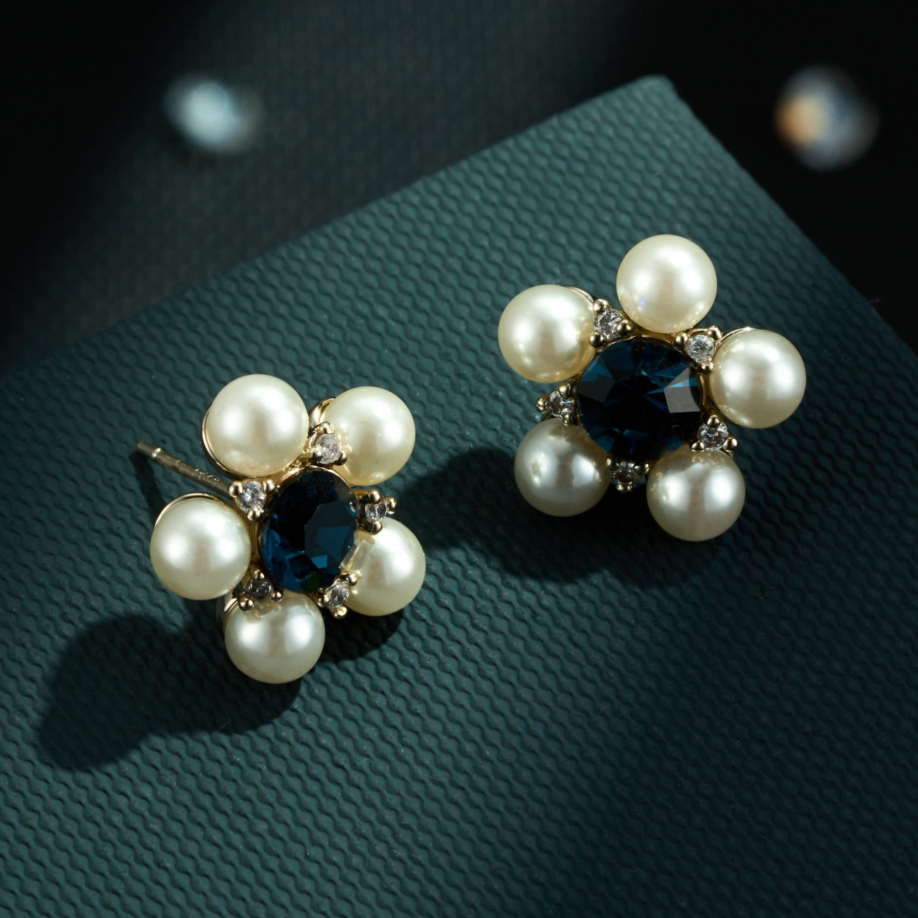 Original design French retro flower ear studs, copper alloy, real gold electroplated, S925 silver needle, fashionable and high-end earrings Application Scenario