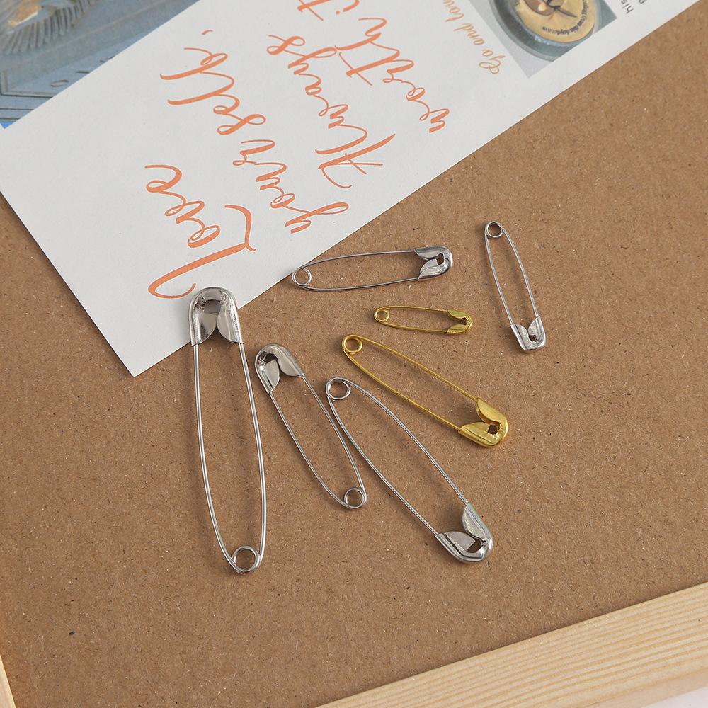 Factory wholesale of gold and silver safety pins, various specifications of clothes tags, badges, buttons and decorative pins details Picture