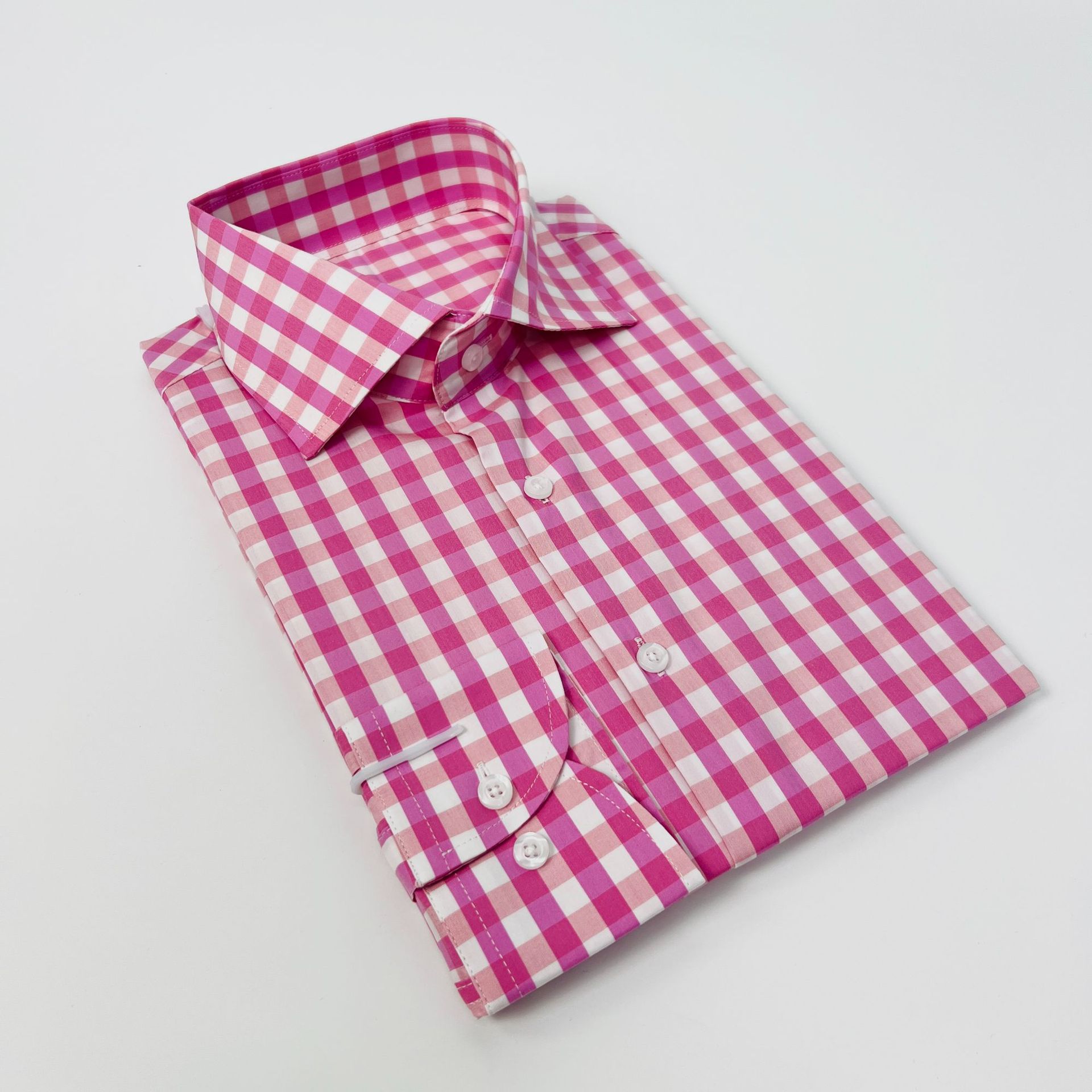 This unisplendour white and pink checkered long-sleeved shirt is casual, fashionable and versatile. The Windsor collar top is a new and elegant pink style