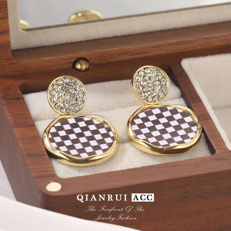 New checkered earrings with a retro feminine charm, black and white checkered stud earrings, ins niche and unique geometric earrings, 925 silver Specification image