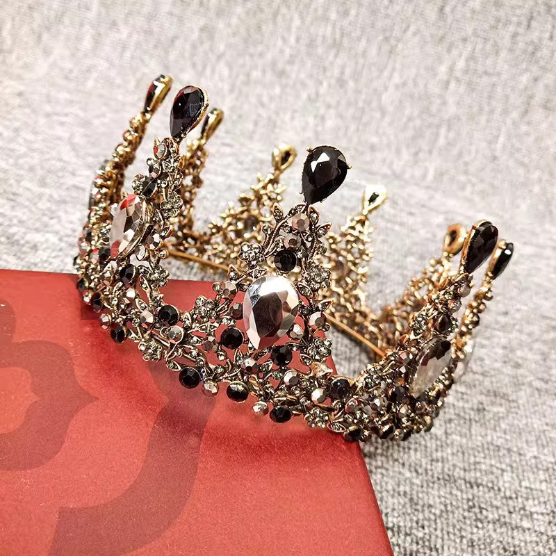 The bride's crown dress, headwear and accessories, a Korean-style, full round, simple and elegant look, set with zircon and rhinestones, was shot in a photo studio Specification image