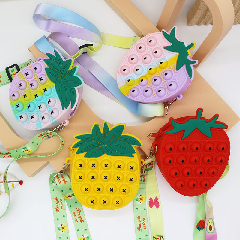 Customized cartoon coin purse, silicone little strawberry crossbody bag, children's trendy travel bag, cute single-shoulder bag, small crossbody bag details Picture