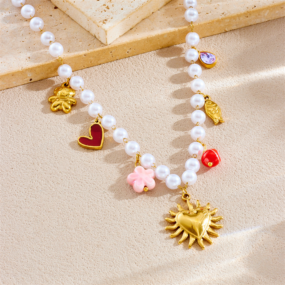 A retro pearl chain with a European and American cross-border style, gold-plated stainless steel smooth surface, heart-shaped round plate, resembling a dolphin necklace details Picture
