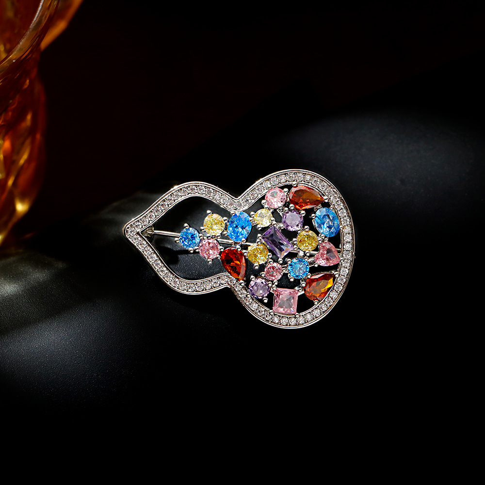 Hyacinth's fashionable and light luxury hollowed-out gourd brooch exudes a sense of sophistication. It features a delicate zircon flower and is a bestseller on Douyin. It is a versatile women's pin