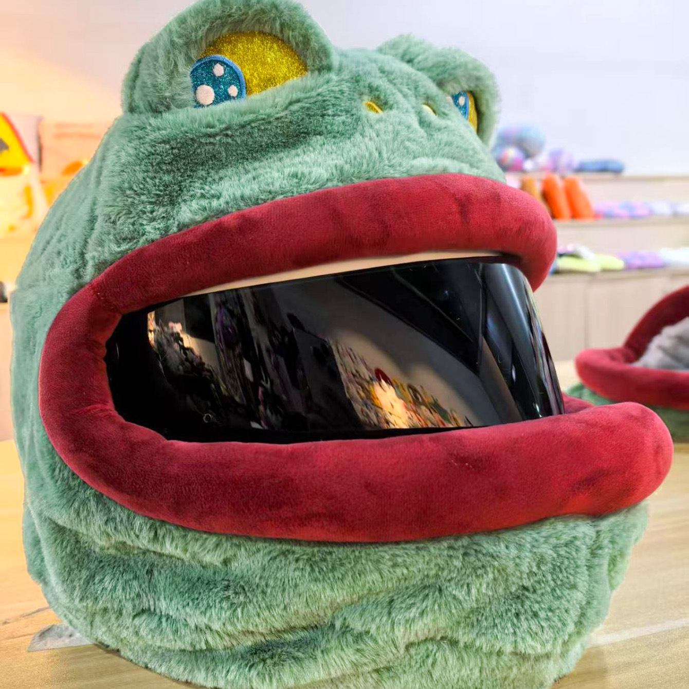 Plush helmet cover, funny big-mouthed frog full helmet cover, motorcycle head cover, new cross-border helmet cover Specification image