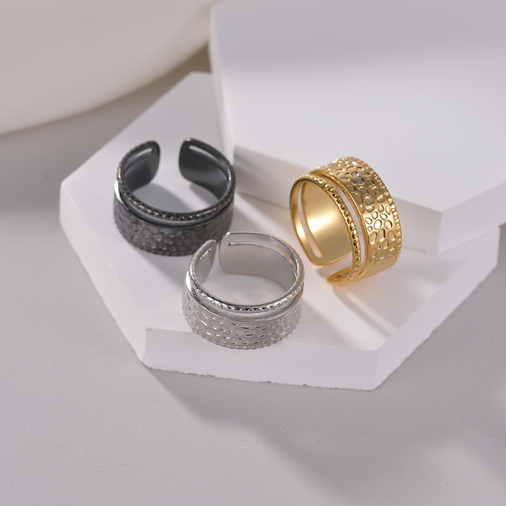A popular cross-border product from Europe and America, Shein, on Amazon, is a hydraulic movable ring with adjustable hammering patterns for women, made of titanium steel
