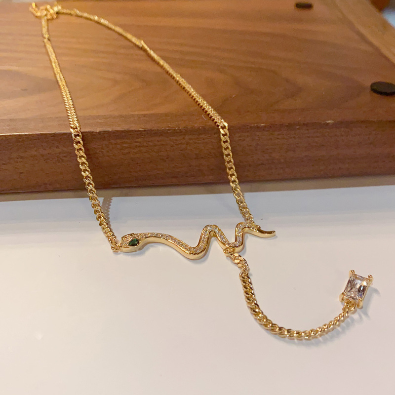 The snake-shaped square diamond tassel necklace with a sense of design exudes a high-end feminine charm. The collarbone chain is a light luxury and niche sweater chain accessory Application Scenario