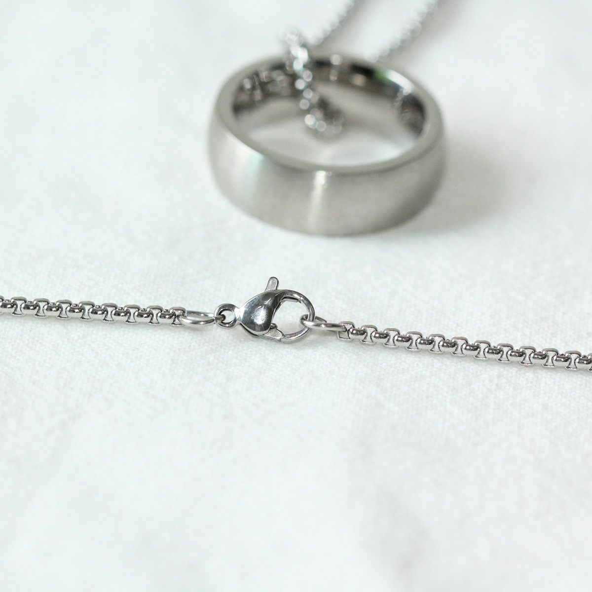 Aliexpress Shein Classic versatile sweater chain, pearl chain, plain ring pendant, a must-have stainless steel necklace for trendy men Item Picture