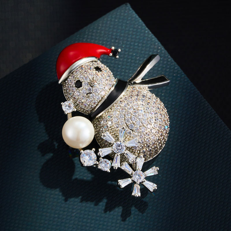 Christmas gift: A stylish and high-end three-dimensional zirconium-inlaid snowman brooch, a copper alloy zirconium-inlaid oil-drip pin, and other clothing accessories Application Scenario