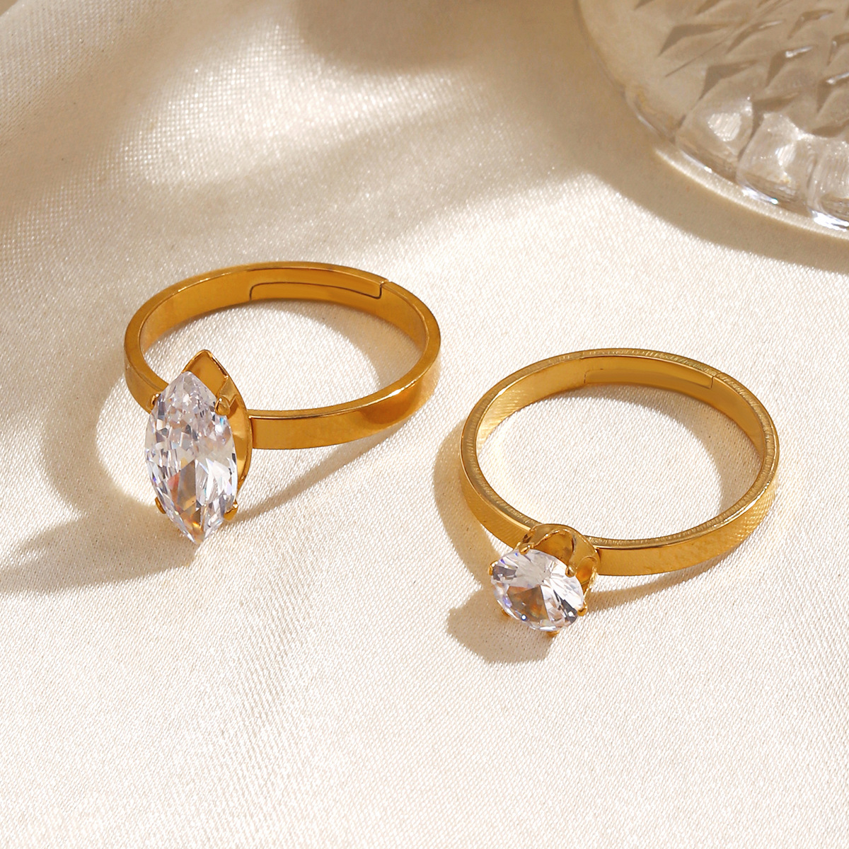 European and American fashion trends: Stainless steel minimalist style, personalized zircon inlaid rings, personalized and trendy ring wholesale Application Scenario