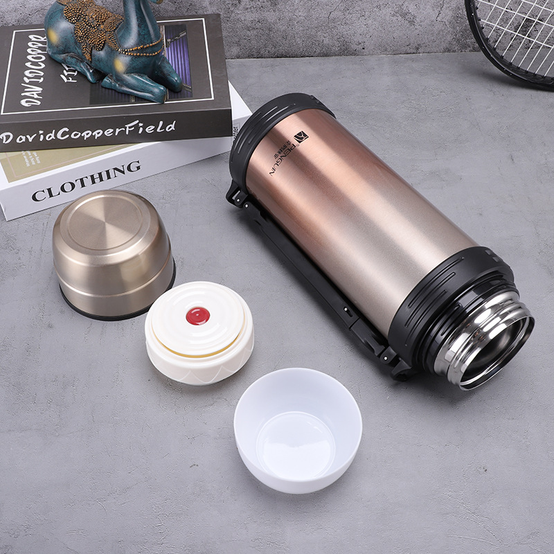304 stainless steel large-capacity double-layer insulated kettle, outdoor portable vacuum sports kettle, men's and women's mountain climbing travel kettle Application Scenario
