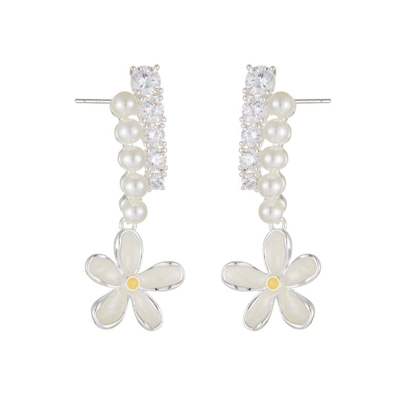 The fresh and small Daisy stud earrings feature a niche design with a light luxury and high-end feel. They are made of copper alloy with zircon s925 silver needles and are versatile earrings Item Picture