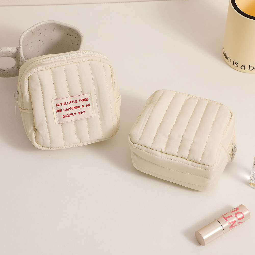Simple and niche quilted bag for women, portable with high appearance standards, lipstick and cosmetics storage bag, student niche loose change headphones Specification image