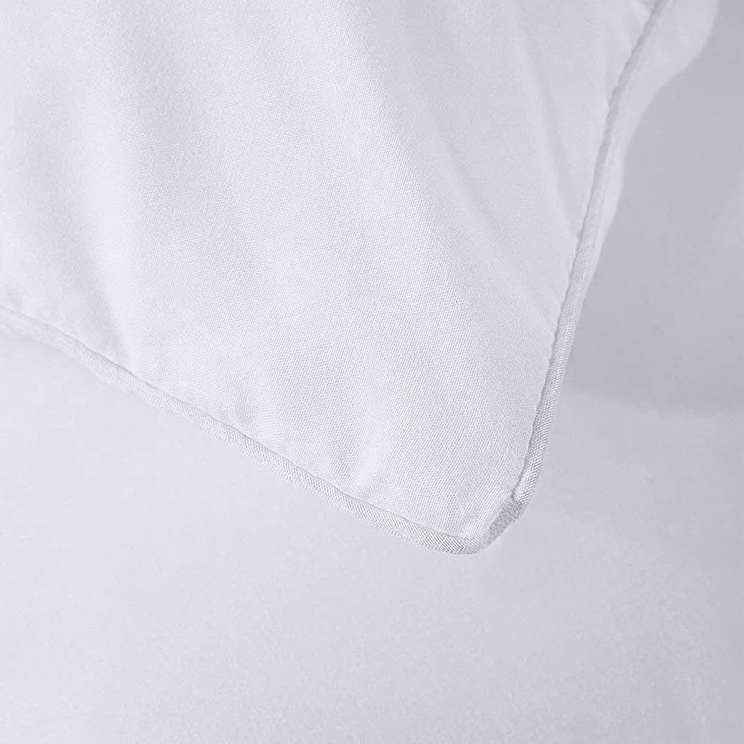Hotel supplies chemical fiber quilt, pure white hotel and guesthouse quilt core filled 300GSM square quilted all-season quilt, bed quilt Application Scenario
