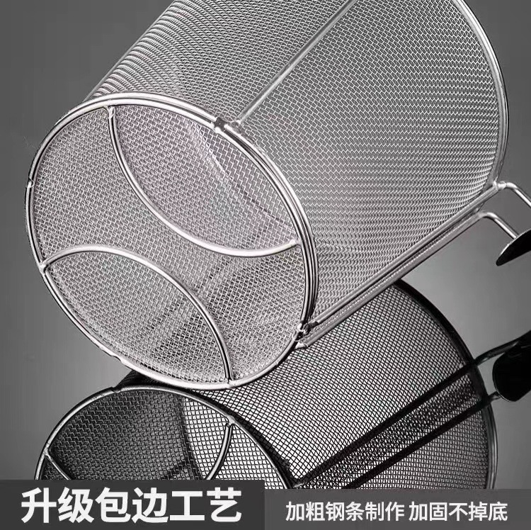 304 stainless steel spicy hot pot strainer, filter screen, large strainer for cooking noodles, strainer for soup and noodles, and a basket for blanching vegetables and noodles Application Scenario