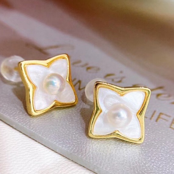 New high-end design, niche style, freshwater pearl stud earrings, women's trendy four-leaf clover earrings, exquisite, light luxury and versatile Specification image