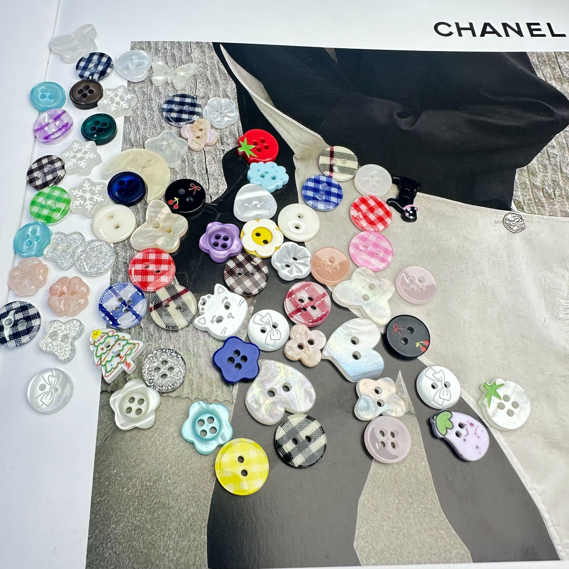A set of 20 colored buttons, metal four-piece buttons, disc buttons, cufflinks and buttons details Picture