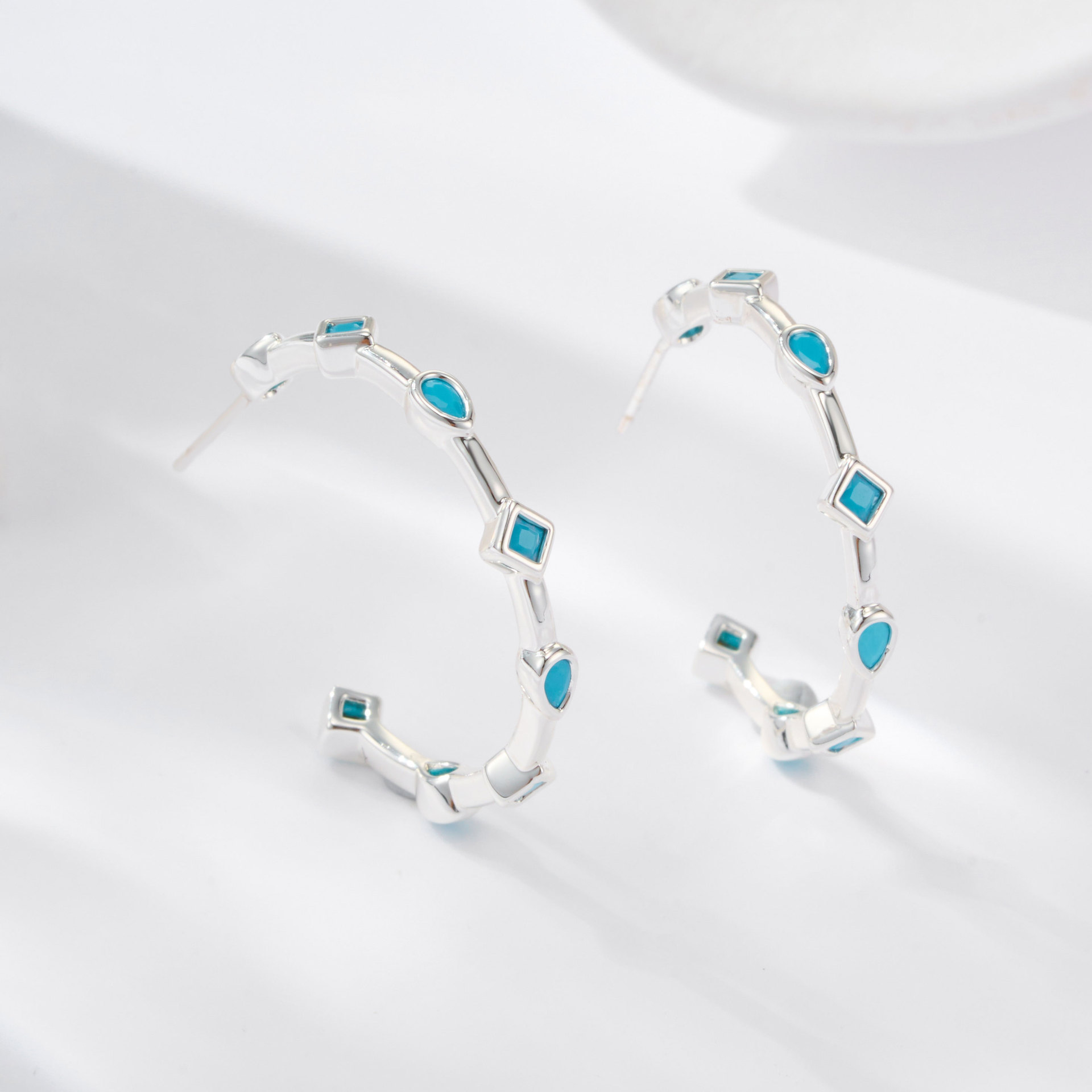 Source factory light luxury geometric C-shaped opening large earring, copper alloy inlaid with blue pine S925 silver needle, versatile earrings Application Scenario