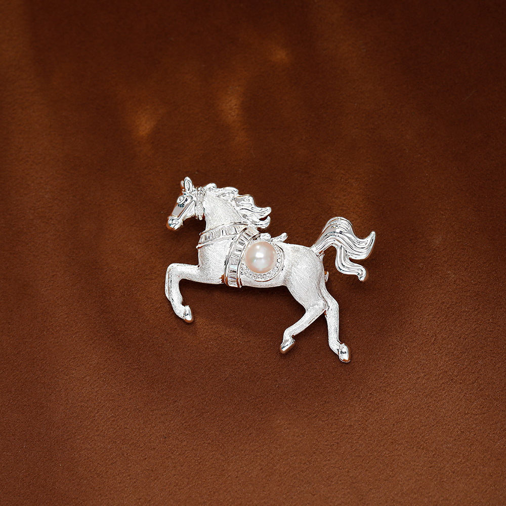 Hyacinth马到功成 时髦气质拉丝厚银骏马胸针女 个性西装别针直播爆款配饰
