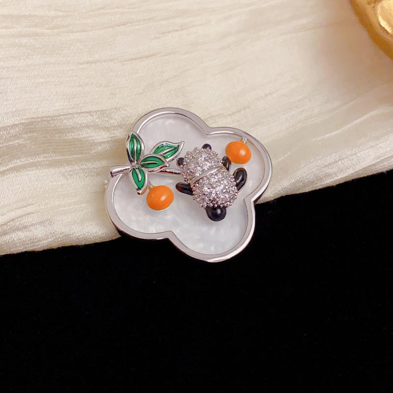 The new Chinese-style "Shi Shi Yi Ruyi" board bear Four-leaf flower brooch is a personalized, light luxury, versatile and high-end accessory details Picture