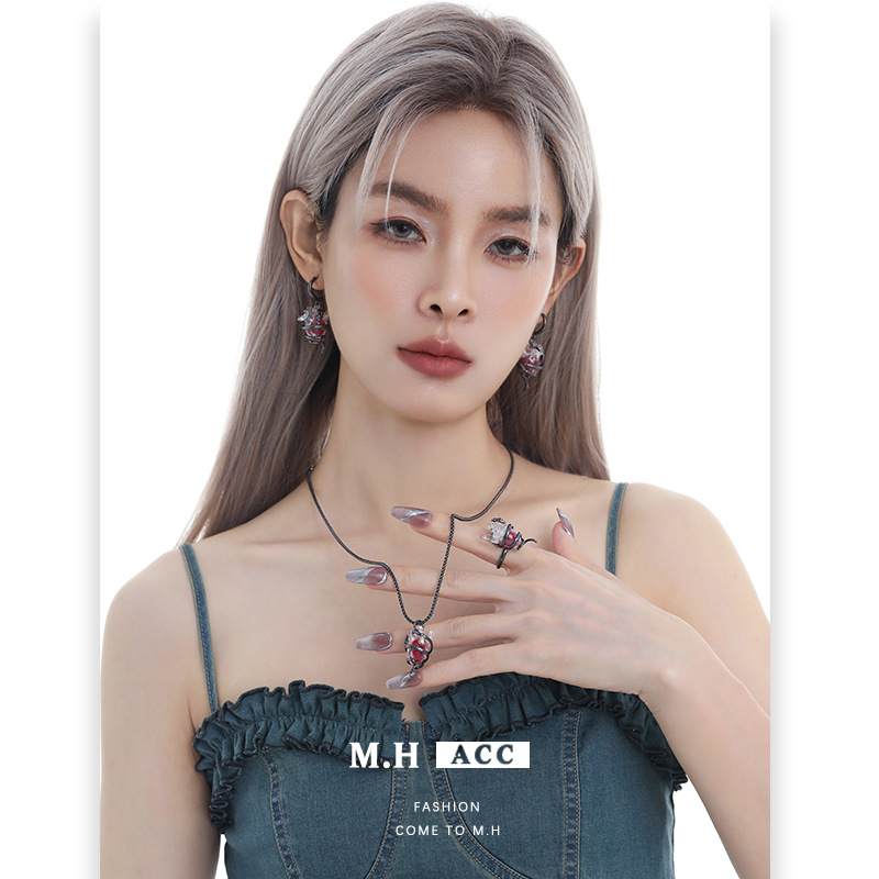 Spicy girl Dark style Spirit snake entwined heart couple necklace, exaggerated female personality, original design, high-end collarbone chain Specification image