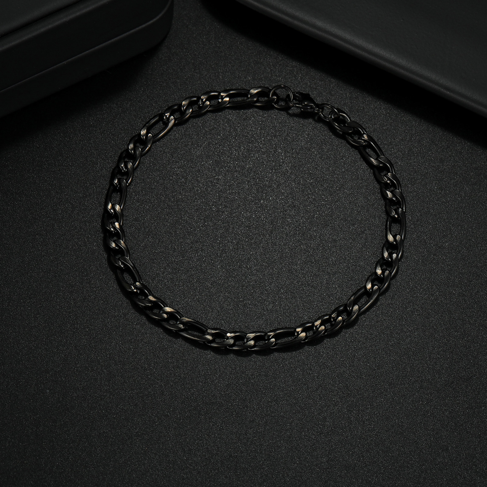 Amazon temu Xiyin's new hip-hop trend Cuban chain titanium steel twist chain stainless steel bracelet for European and American men Application Scenario