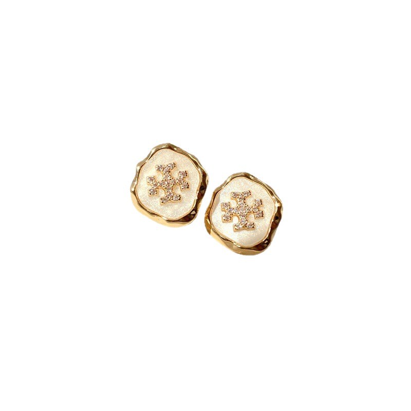 New autumn and winter snowflake stud earrings for women, exuding a sense of high-end elegance and gentle charm. Copper gold-plated creative design earrings for wholesale Item Picture