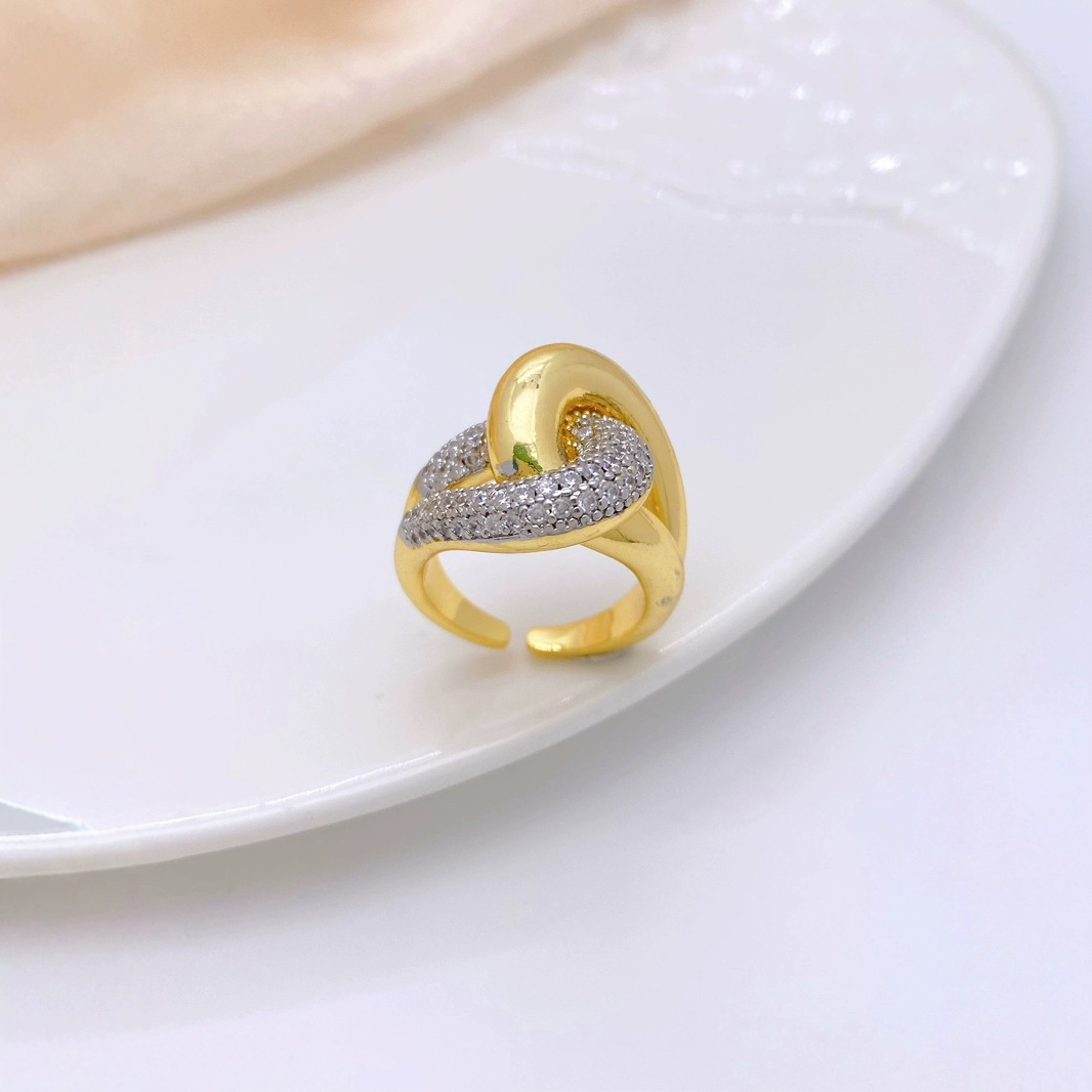 European and American cross-border two-color electroplated diamond-encrusted ring, ins unique, niche and exaggerated ring, versatile and trendy finger Application Scenario