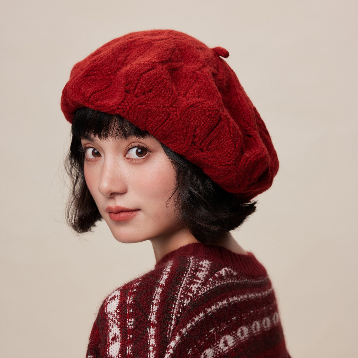 The Korean retro woolen warm beret, a hit on Douyin, is a perfect match for children in autumn and winter. It can make a round face look smaller and more elegant