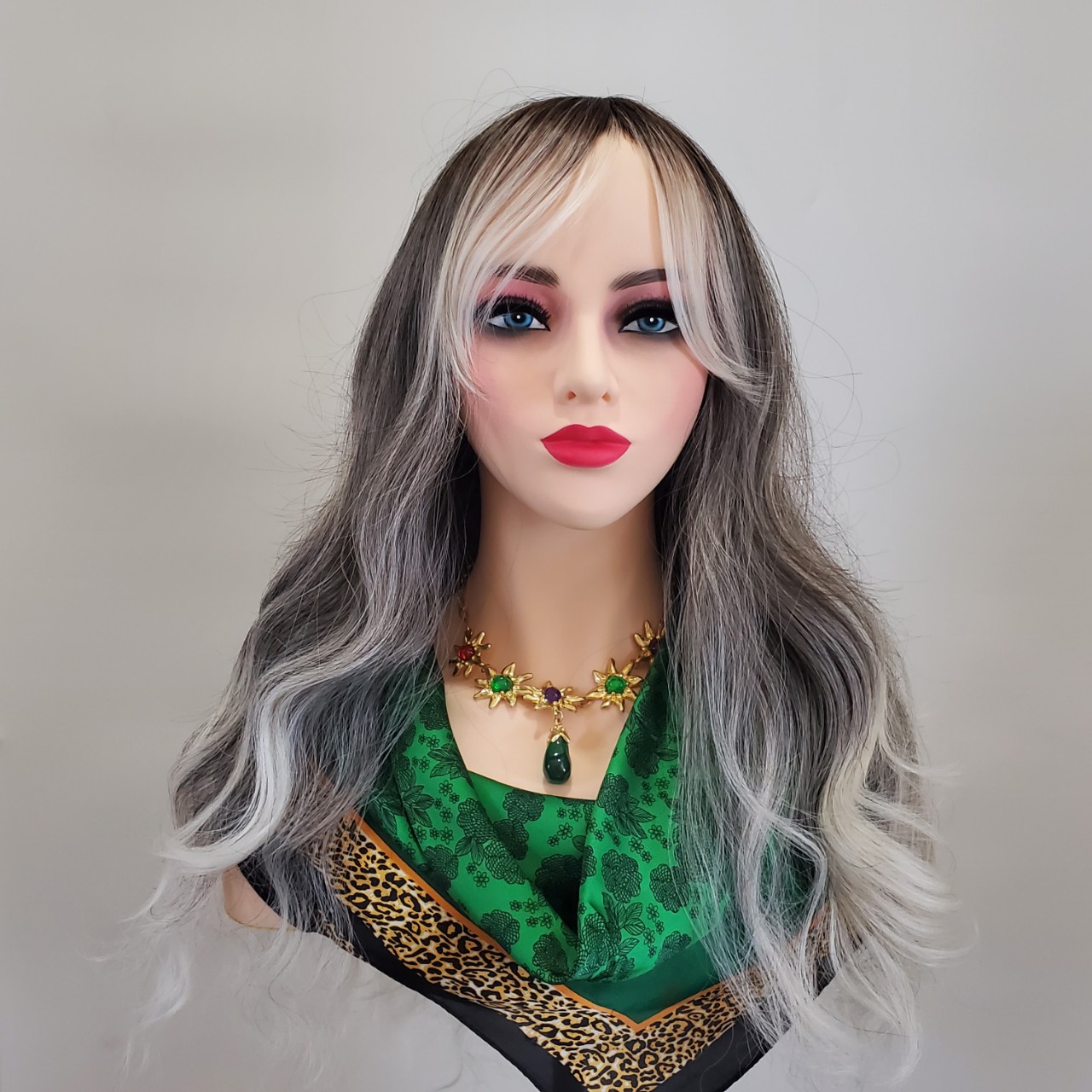 A wig for a woman with long curly hair, a figure-eight fringe, a middle-parted cosplay with small lace, a natural full side-swept fringe, and long curly hair
